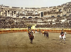 1890-1900 में नोम्स के एम्फीथिएटर में मातदरों का जुलूस द्वारा फ्रेंच फोटोग्राफर