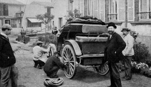 फ्रांसीसी उद्योगपति एडौर्ड मिशेलिन (1859-1940, सामने से सामने तक) पहली कारों में से एक टायर से लैस द्वारा फ्रेंच फोटोग्राफर