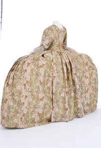 कोर्ट ड्रेस का पिछला दृश्य, 1760s (फ्रेंच रेशम और सोने और रंगीन धागे) द्वारा फ्रेंच स्कूल