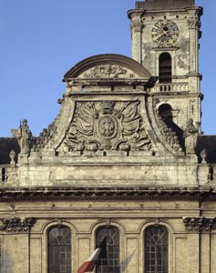 बारोक वास्तुकला: हेरोगुएल द्वारा होटल डी विले (1717 - 1721) का अग्रभाग। न्याय और बल के प्रतीक दो मूर्तियों से घिरे शहर के हथियारों "" ईगल चोंच और कील "" का चित्रण फ्रोंटन। ऐरे सुर ला लियस (ऐरे-सुर-ला-लिस), पास दे कैलाइस (पास-डी) द्वारा फ्रेंच स्कूल