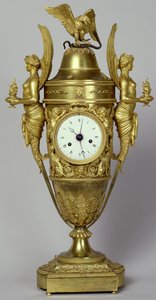 चील के साथ घड़ी फूलदान, c.1800 (सोने का पानी चढ़ा हुआ कांस्य) द्वारा फ्रेंच स्कूल