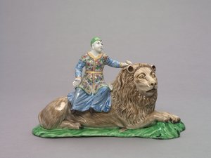 एक शेर पर बैठा चित्रा, c.1750 (तामचीनी सजावट के साथ नरम-पेस्ट चीनी मिट्टी के बरतन) द्वारा फ्रेंच स्कूल
