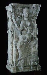 मैडोना एंड चाइल्ड, एक आयताकार स्तंभ (संगमरमर) से राहत द्वारा फ्रेंच स्कूल