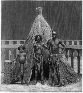 1889 के विश्व प्रदर्शनी (मानव चिड़ियाघर) के दौरान पेरिस में प्रदर्शित अंगोलन मंडली के पुरुष, महिला और बच्चे। द्वारा फ्रेंच स्कूल