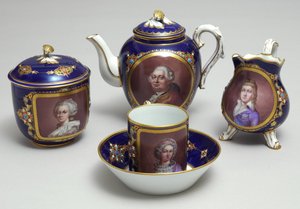 लुई XVI (1754-93) और मैरी एंटोनेट (1755-93), सेवा, फ्रांस, c.1789 (चीनी मिट्टी के बरतन) के चित्रों की विशेषता वाली एक चाय सेवा का हिस्सा द्वारा French School
