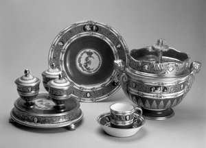 नीली कैमियो सेवा, सेव्रेस, 1778-79 (नरम-पेस्ट चीनी मिट्टी के बरतन) से प्लाट डे मेनेज, डिश, कप और तश्तरी और आइसक्रीम का कटोरा