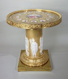 ऑस्ट्रेलिट्ज टेबल, 1808-10 (सोने और चीनी मिट्टी के बरतन) में नेपोलियन की जीत की बधाई देने वाली सेवेरस पट्टिका के साथ जड़ा हुआ (150427 भी देखें)
