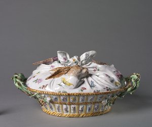 खेल की टोकरी के रूप में ट्यूरेन, निर्माता स्कोक्स फैक्ट्री, c.1755 (तामचीनी की सजावट के साथ टिन-ग्लेज़ेड मिट्टी के बरतन (फ़ाइनेस)) द्वारा फ्रेंच स्कूल