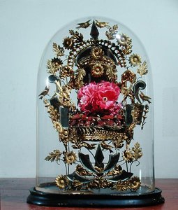एक ग्लोब के नीचे नारंगी फूल की शादी की पुष्पांजलि द्वारा फ्रेंच स्कूल