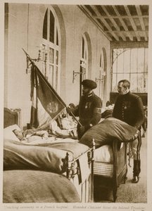 जख्मी चाससीर ने प्रिय तिरंगे को 1914-19 में चूमा द्वारा फ्रेंच स्कूल