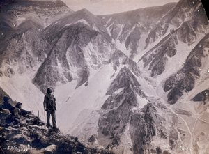 संगमरमर की खदानों के साथ अपुआन आल्प्स का दृश्य। दृश्य की प्रशंसा करने वाले कुछ पुरुष अग्रभूमि में दिखाई देते हैं। (बी/डब्ल्यू फोटो) द्वारा जी. अरमानी