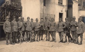 एल्बम "द जीएम आर आर्मी (प्रथम विश्व युद्ध)": 152 वीं इन्फैंट्री रेजिमेंट के सैनिक - कंपनी "बम के लॉन्च पर श्रमिक", मोर्टार "स्टोक्स" (बी / डब्ल्यू फोटो) के साथ द्वारा जी. फागनानो