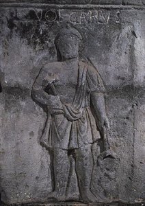 वल्केन को हथौड़े से पकड़े हुए दर्शाते हुए नॉट्स पिलर की राजधानी द्वारा गैलो रोमन