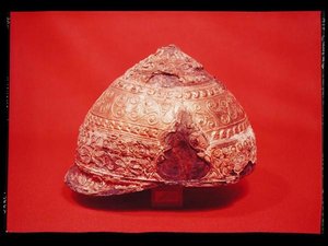 एम्फ़्रेविल, यूरे से हेलमेट, c.275-225 ईसा पूर्व (कांस्य, लोहा, सोना और तामचीनी) (यह भी 128301 देखें) द्वारा फ्रेंच भाषा