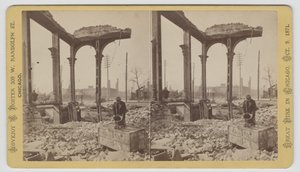 1871 की शिकागो फायर के बाद खंडहरों के बीच एक तिजोरी को ठंडा करने वाले एक व्यक्ति की स्टीरियो, 1871 (कार्ड माउंट पर bw फोटो)