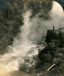 शैम्पेन कैल्ड्रॉन, वायरेकी, न्यूजीलैंड, c1909। द्वारा जॉर्ज रोज़