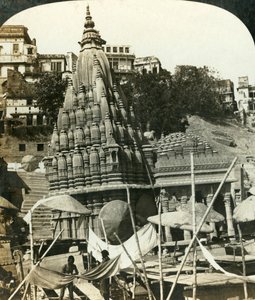 गंगा, बनारस, भारत के तट पर मंदिर, c1909 द्वारा जॉर्ज रोज़