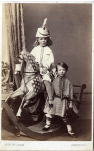 1860 के दशक में एक अन्य लड़की के साथ घोड़े पर बैठी लड़की के साथ युवा लड़की