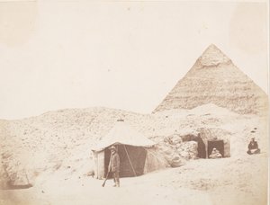 1851 में खफरे शेफ्रेन के पिरामिड की साइट पर अपने तम्बू के सामने फोटोग्राफर।