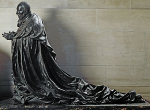 प्रार्थना में कार्डिनल रेने डी बिराग (कांस्य मूर्तिकला