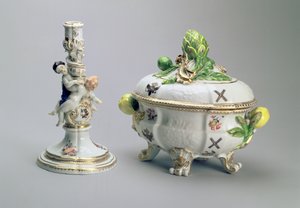 सेंट एंड्रयू सर्विस, 1744-5 (चीनी मिट्टी के बरतन) से कैंडलस्टिक और कवर बाउल