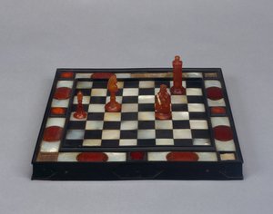 चेस बोर्ड (आबनूस, मोती, एम्बर और लकड़ी की माँ)