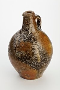 कोलोन की बोतल को एक चमकदार चेहरे, c.1600-50 (नमक-घुटा हुआ स्टोनवेयर) से सजाया गया
