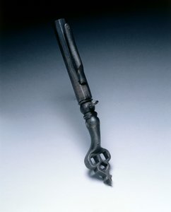 संयुक्त व्हील-लॉक स्पैनर और पाउडर माप, c.1625-50 (इस्पात) द्वारा जर्मन स्कूल