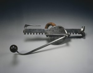 Cranequin, c.1528 (फ्लैक्स कॉर्ड और लकड़ी के हैंडल के साथ स्टील) द्वारा जर्मन स्कूल