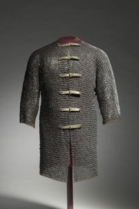 Hauberk, c.1400-1450 (स्टील और पीतल के छल्ले, आधुनिक बकल और पट्टियों के साथ riveted) द्वारा जर्मन स्कूल