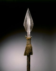 परेड स्पीयर, ऑग्सबर्ग, c.1570-1600 (ऊनी लटकन के साथ स्टील, पीतल, लकड़ी और चमड़ा) द्वारा जर्मन स्कूल