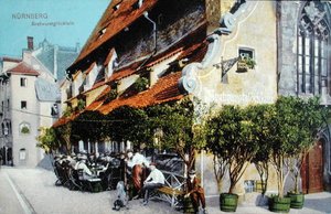 1914 से पहले के न्यूर्नबर्ग में ब्रैटवुर्स्टग्लॉकलीन रेस्तरां को दर्शाने वाला पोस्टकार्ड (रंगीन फोटो) द्वारा जर्मन स्कूल
