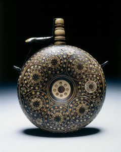 पाउडर फ्लास्क, c.1620-50 (सींग, हड्डी, पीतल और लोहे के साथ अखरोट) द्वारा जर्मन स्कूल