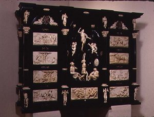 दक्षिण जर्मन कुन्स्टकैकेट, नक्काशीदार आकृतियों और पट्टिकाओं से सजाया गया, 1690 (लकड़ी और हाथीदांत)