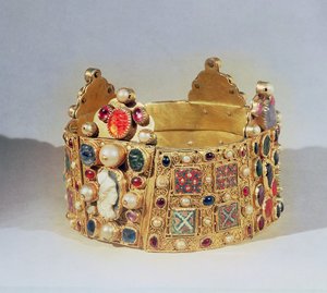 Hildesheim का क्राउन (सोना और कीमती पत्थर)