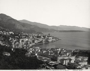 Condamine और Montecarlo का दृश्य, समुद्र के नज़ारों वाले दो आबादी वाले शहर। तस्वीर मोनाको से ली गई थी द्वारा जियाकोमो ब्रोगी