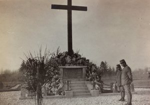 एल्बम "पिक्चर्स ऑफ़ वॉर II": ग्रैडिस्का में युद्ध स्मारक (बी/डब्ल्यू फोटो)