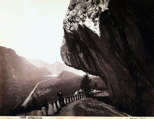 स्विट्ज़रलैंड में ब्रुनिगपास पहाड़ों में एक सड़क द्वारा जियोर्जियो गर्मी
