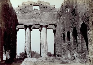 एग्रीजेंटो में मंदिरों की घाटी में कॉनकॉर्डिया के मंदिर का आंतरिक भाग। अग्रभूमि में, दो डोरिक स्तंभ; किनारों पर, एक धनुषाकार परिधि दीवार
