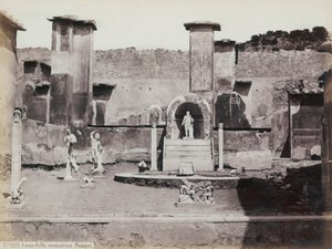 पोम्पेई में हाउस ऑफ मार्कस ल्यूक्रेटियस के ऊंचे बगीचे का आंशिक दृश्य, संगमरमर की मूर्तियों और जड़ी-बूटियों से सजाया गया है। केंद्र में एक आला के साथ एक फव्वारा। दीवार चित्रों की पृष्ठभूमि में टुकड़े द्वारा जियोर्जियो गर्मी