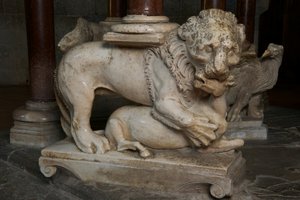 सिंह, सेंट&39;आंड्रिया के चर्च में पल्पिट पर, c.1298-1301 (संगमरमर)