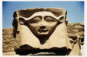 एक स्तंभ से हाथोर के प्रमुख, c.125 ईसा पूर्व -60