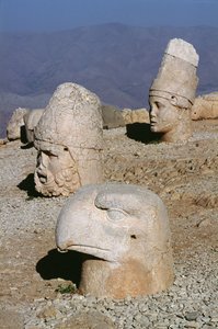 ज़्यूस-ओरोमांड्स के प्रमुख, एक देवी और एक ईगल द्वारा Greek