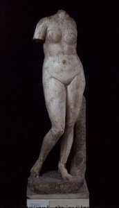 एफ़्रोडाइट नग्न खड़ा, अलेक्जेंड्रिया, c.336-30 ईसा पूर्व (संगमरमर)