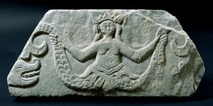 18 वीं शताब्दी के अंत में (संगमरमर), संभवतः साइक्लेड्स से एक ट्विस्ट-टेल्ड मत्स्यांगना का चित्रण द्वारा ग्रीक स्कूल