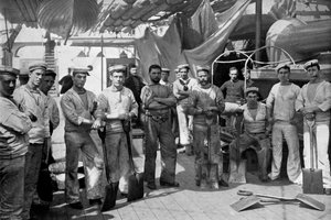 युद्धपोत एचएमएस कैंपरडाउन, 1896 के कुछ स्टॉकर। द्वारा ग्रेगरी और सह