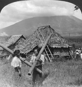 बांस, फिलीपींस, 1907 के शाफ्ट से बने अपने पानी के जहाजों के साथ देशी लड़कियां