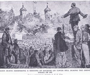 जॉन बर्न्स 1892 के ग्रेट स्ट्राइक के दौरान टॉवर हिल पर डॉकर्स की एक बैठक को संबोधित करते हुए, वेवर्ली बुक कंपनी लिमिटेड, c.1940 द्वारा प्रकाशित ब्रिटिश लोगों के कैसल्स इतिहास से। द्वारा एचएच फ्लेयर