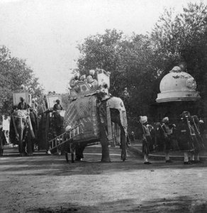 एक हाथी की बारात में एक पंजाबी राजकुमारी, दिल्ली, भारत, 1900 के दशक में।