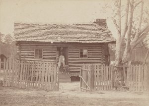 1880 के दशक में जॉर्जिया में एक लॉग हाउस के सामने एक महिला और दो बच्चों का एल्बमन प्रिंट। द्वारा एचएस क्लार्क